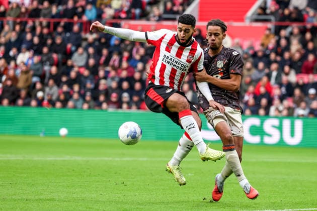 2025-11-30 PSV v FC Volendam - Dutch Eredivisie EINDHOVEN, NETHERLANDS - NOVEMBER 30: Ismael Saibari of PSV battles for the ball with Deron Payne of FC Volendam during the Dutch Eredivisie match between PSV and FC Volendam at Philips Stadion on November 30, 2025 in Eindhoven, Netherlands. Eindhoven Philips Stadion Netherlands Content not available for redistribution in The Netherlands directly or indirectly through any third parties. Copyright: xPieterxvanxderxWoudex