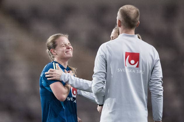 251130 Anna Anvegard in pain during a training session with the Swedish women s national football team on November 30, 2025 in Stockholm Photo Kenta Jönsson BILDBYRAN COP 210 KJ0291 fotboll football soccer fotball träning practice training sverige sweden dam bbeng  Copyright: KENTAxJÖNSSON BB251130KJ016