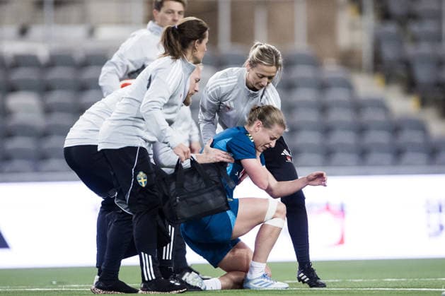 251130 Anna Anvegard in pain during a training session with the Swedish women s national football team on November 30, 2025 in Stockholm Photo Kenta Jönsson BILDBYRAN COP 210 KJ0291 fotboll football soccer fotball träning practice training sverige sweden dam bbeng  Copyright: KENTAxJÖNSSON BB251130KJ018