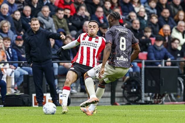 EINDHOVEN , 30-11-2025 , Philips stadium , season 2025 2026 , Dutch Eredivisie football , match between PSV and FC Volendam , picture shows PSV player Sergino Dest and FC Volendam player Gibson Yah PSV - Volendam  x32268982x Copyright: