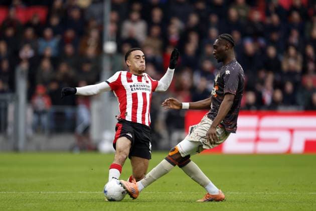 EINDHOVEN - (l-r) Sergino Dest of PSV Eindhoven, Gibson Yah of FC Volendam during the Dutch Eredivisie match between PSV Eindhoven and FC Volendam at the Phillips Stadium on November 30, 2025, in Eindhoven, Netherlands. ANP MAURICE VAN STEEN Eredivisie 2025-2026 xVIxANPxSportx xxANPxIVx 543464359 originalFilename: 543464359.jpg