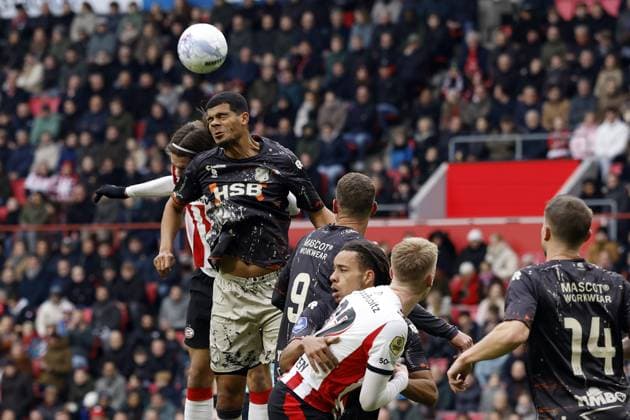 EINDHOVEN - (L-R) Yarek Gasiorowski of PSV Eindhoven, Mawouna Amevor of FC Volendam during the Dutch Eredivisie match between PSV Eindhoven and FC Volendam at the Phillips Stadium on November 30, 2025, in Eindhoven, Netherlands. ANP MAURICE VAN STEEN Eredivisie 2025-2026 xVIxANPxSportx xxANPxIVx 543464589 originalFilename: 543464589.jpg