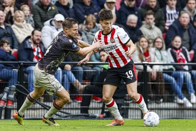 EINDHOVEN , 30-11-2025 , Philips stadium , season 2025 2026 , Dutch Eredivisie football , match between PSV and FC Volendam , picture shows PSV player Esmir Bajraktarevic and FC Volendam player Aaron Meijers PSV - Volendam  x32268999x Copyright: