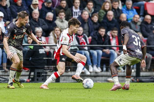 EINDHOVEN , 30-11-2025 , Philips stadium , season 2025 2026 , Dutch Eredivisie football , match between PSV and FC Volendam , picture shows PSV player Esmir Bajraktarevic and FC Volendam player Aaron Meijers and FC Volendam player Yannick Leliendal PSV - Volendam  x32269000x Copyright: