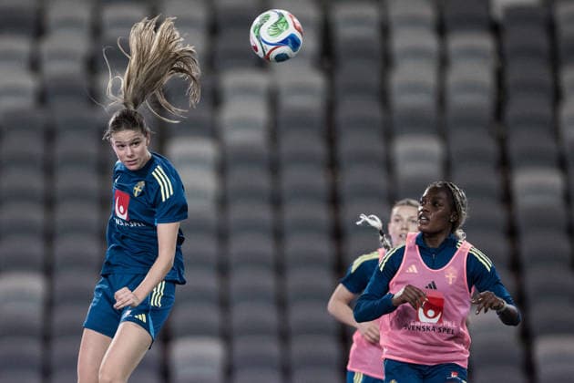 251130 Bella Andersson and Evelyn Ijeh during a training session with the Swedish women s national football team on November 30, 2025 in Stockholm Photo Kenta Jönsson BILDBYRAN COP 210 KJ0291 fotboll football soccer fotball träning practice training sverige sweden dam bbeng  Copyright: KENTAxJÖNSSON BB251130KJ019