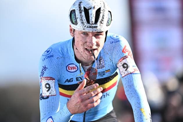 Belgian Yordi Corsus pictured in action during the men s under 23 race at the Cyclocross World Cup cyclocross event in Flamanville, France, Sunday 30 November 2025, the 2nd stage (out of 12) in the World Cup of the 2025-2026 season. DAVIDxPINTENS  x145362343x