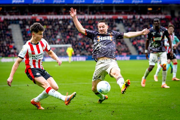 PSV Eindhoven forwarder Esmir BajraktareviÄ‡, FC Volendam defender Aaron Meijers during the match PSV Eindhoven vs FC Volendam at the Philips stadium for the Dutch Vriendenloterij Eredivisie season 2025 2026 in EINDHOVEN, Netherlands on 30 november 2025, photo by Marcel van Dorst EYE4images DeFodi Images