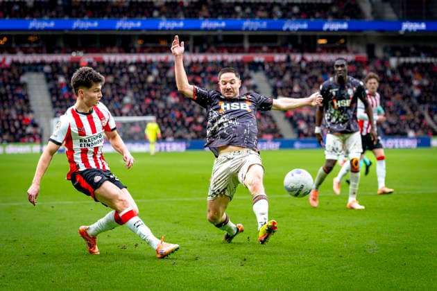 PSV Eindhoven forwarder Esmir BajraktareviÄ‡, FC Volendam defender Aaron Meijers during the match PSV Eindhoven vs FC Volendam at the Philips stadium for the Dutch Vriendenloterij Eredivisie season 2025 2026 in EINDHOVEN, Netherlands on 30 november 2025, photo by Marcel van Dorst EYE4images DeFodi Images
