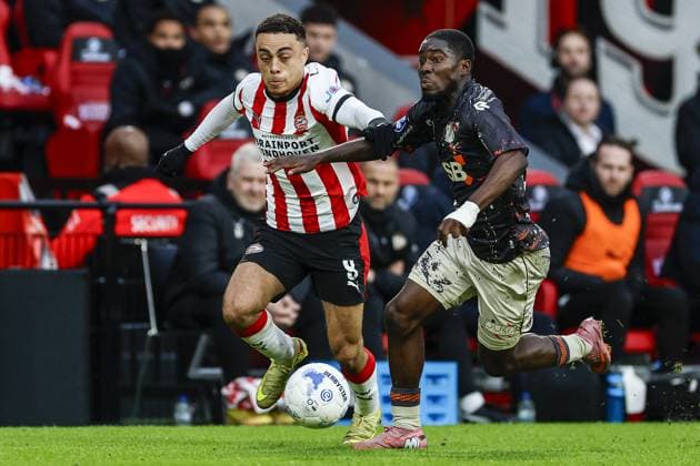 EINDHOVEN , 30-11-2025 , Philips stadium , season 2025 2026 , Dutch Eredivisie football , match between PSV and FC Volendam , picture shows PSV player Sergino Dest and FC Volendam player Yannick Leliendal PSV - Volendam  x32269195x Copyright: