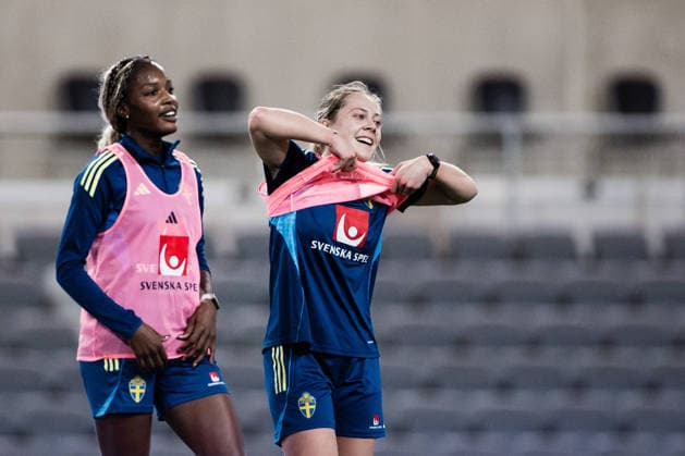 251130 Evelyn Ijeh and Alice Bergström during a training session with the Swedish women s national football team on November 30, 2025 in Stockholm Photo Kenta Jönsson BILDBYRAN COP 210 KJ0291 fotboll football soccer fotball träning practice training sverige sweden dam bbeng  Copyright: KENTAxJÖNSSON BB251130KJ027