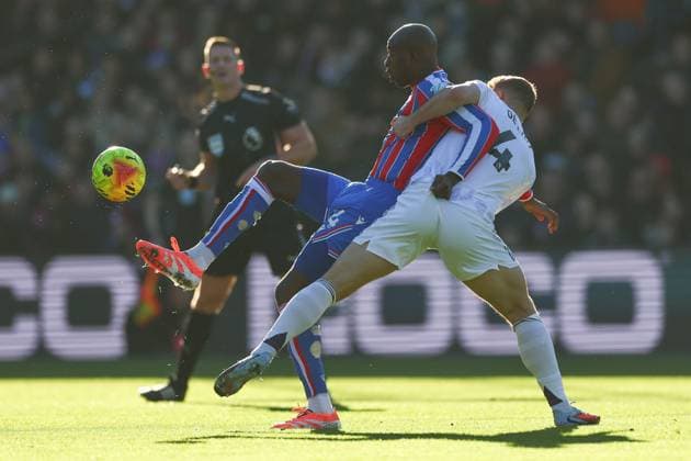 Jean-Philippe Mateta of Crystal Palace under pressure from Matthijs de Ligt of Manchester United, ManU Crystal Palace v Manchester United, Premier League, Football, Selhurst Park, London, UK - 30 Nov 2025London Selhurst Park United Kingdom EDITORIAL USE ONLY No use with unauthorised audio, video, data, fixture lists, club league logos or live services. Online in-match use limited to 120 images, no video emulation. No use in betting, games or single club league player publications. Copyright: xSimonxDael Shutterstockx 15941699g