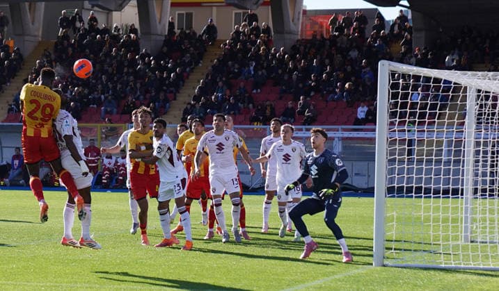 November 30, 2025, Lecce, Italia: US Lecce s Lassana Coulibaly scores the goal during the Italian Serie A soccer match US Lecce - Torino FC at the Via del Mare stadium in Lecce, Italy, 30 November 2025. ANSA ABBONDANZA SCURO LEZZI. Soccer: Serie A; Lecce- Torino  - ZUMAa110 20251130_zaf_a110_022 Copyright: xAbbondanzaxScuroxLezzix