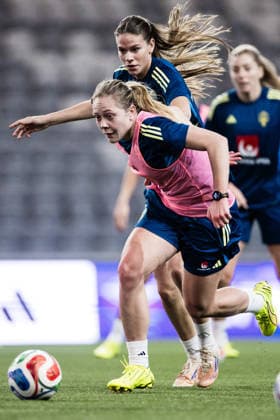 251130 Alice Bergström and Bella Andersson during a training session with the Swedish women s national football team on November 30, 2025 in Stockholm Photo Kenta Jönsson BILDBYRAN COP 210 KJ0291 fotboll football soccer fotball träning practice training sverige sweden dam bbeng  Copyright: KENTAxJÖNSSON BB251130KJ030