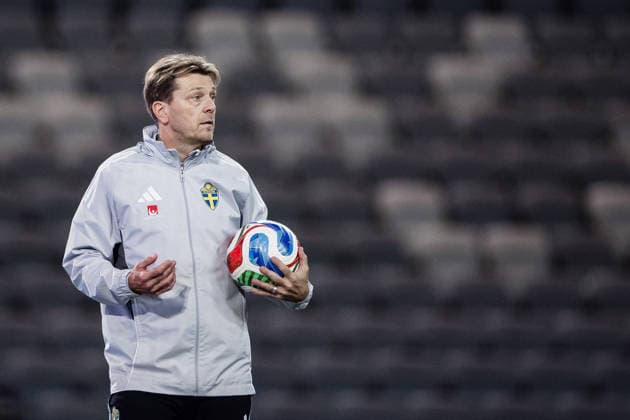 251130 Head coach Tony Gustavsson during a training session with the Swedish women s national football team on November 30, 2025 in Stockholm Photo Kenta Jönsson BILDBYRAN COP 210 KJ0291 fotboll football soccer fotball träning practice training sverige sweden dam bbeng  Copyright: KENTAxJÖNSSON BB251130KJ034