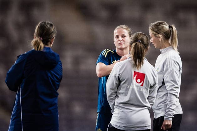251130 Anna Anvegard in pain during a training session with the Swedish women s national football team on November 30, 2025 in Stockholm Photo Kenta Jönsson BILDBYRAN COP 210 KJ0291 fotboll football soccer fotball träning practice training sverige sweden dam bbeng  Copyright: KENTAxJÖNSSON BB251130KJ035