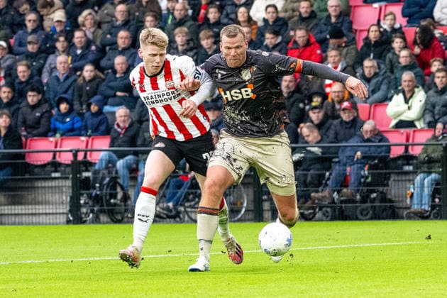 30 11 2025, Soccer Eredivisie, Season 2025 2026, Matchday 14, PSV Eindhoven FC Volendam at Philips Stadion in Eindhoven Duel between Jerdy Schouten PSV Eindhoven, 22 and Henk Veerman FC Volendam, 09 Photo Kirchner Media Thomas Haesler Copyright: xKirchner-Media ThomasxHaeslerx