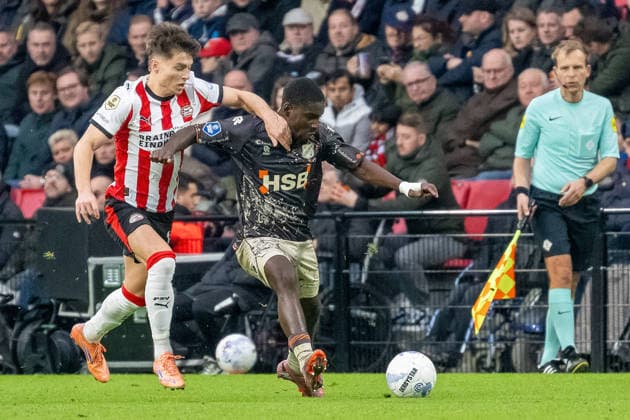 30 11 2025, Soccer Eredivisie, Season 2025 2026, Matchday 14, PSV Eindhoven FC Volendam at Philips Stadium in Eindhoven Duel between Esmir Bajraktarevic PSV Eindhoven, 19 and Yannick Leliendal FC Volendam, 32 Photo Kirchner Media Thomas Haesler Copyright: xKirchner-Media ThomasxHaeslerx
