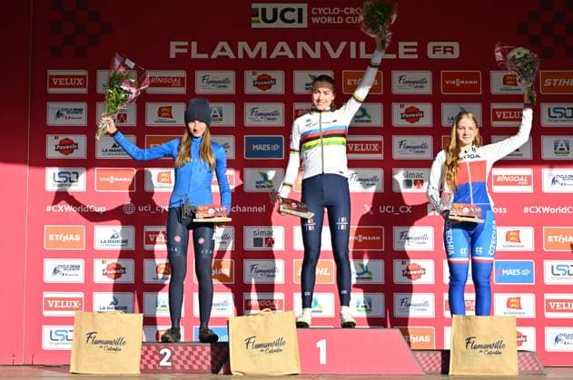 UCI Cyclocross World Cup 2025-2026 Flamanville FLAMANVILLE, FRANCE - NOVEMBER 30 : PELLIZOTTI Giorgia (ITA) , REVOL Lise (FRA) and GROHOVÁ Lucie (CZE) pictured during the podium ceremony of the 2nd leg of the Flamanville UCI Cyclocross World Cup 2025-2026 a cyclocross race for Women Junior on November 30, 2025 in Flamanville, France, 30 11 2025 ( Flamanville France  Copyright: xBcex