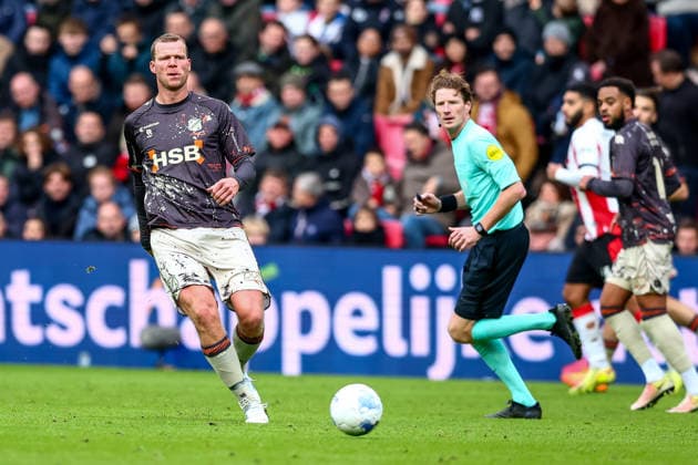 2025-11-30 PSV v FC Volendam - Dutch Eredivisie EINDHOVEN, NETHERLANDS - NOVEMBER 30: Henk Veerman of FC Volendam passes the ball during the Dutch Eredivisie match between PSV and FC Volendam at Philips Stadion on November 30, 2025 in Eindhoven, Netherlands. Eindhoven Philips Stadion Netherlands Content not available for redistribution in The Netherlands directly or indirectly through any third parties. Copyright: xPieterxvanxderxWoudex
