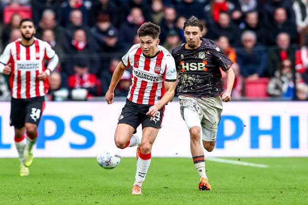 2025-11-30 PSV v FC Volendam - Dutch Eredivisie EINDHOVEN, NETHERLANDS - NOVEMBER 30: Esmir Bajraktarevic of PSV runs with the ball during the Dutch Eredivisie match between PSV and FC Volendam at Philips Stadion on November 30, 2025 in Eindhoven, Netherlands. Eindhoven Philips Stadion Netherlands Content not available for redistribution in The Netherlands directly or indirectly through any third parties. Copyright: xPieterxvanxderxWoudex