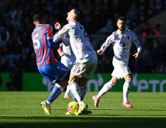 Crystal Palace v Manchester United, ManU Premier League Maxence Lacroix of Crystal Palace and Diogo Dalot of Manchester United battle for the ball during the Premier League match at Selhurst Park, London 30 11 2025 UK Newspapers OUT Copyright: xNigelxBramleyx FIL-22576-0011