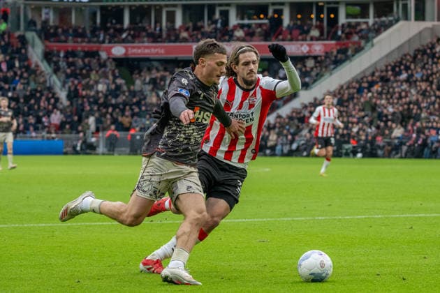 30 11 2025, Soccer Eredivisie, Season 2025 2026, Matchday 14, PSV Eindhoven FC Volendam at Philips Stadium in Eindhoven Duel between Anthony Descotte FC Volendam, 99 and Yarek Gasiorowski PSV Eindhoven, 03 Photo Kirchner Media Thomas Haesler Copyright: xKirchner-Media ThomasxHaeslerx