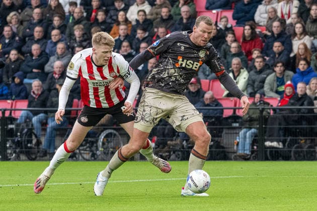30 11 2025, Soccer Eredivisie, Season 2025 2026, Matchday 14, PSV Eindhoven FC Volendam at Philips Stadion in Eindhoven Duel between Jerdy Schouten PSV Eindhoven, 22 and Henk Veerman FC Volendam, 09 Photo Kirchner Media Thomas Haesler Copyright: xKirchner-Media ThomasxHaeslerx