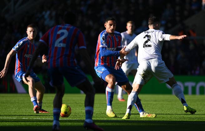 Crystal Palace v Manchester United, ManU Premier League Maxence Lacroix of Crystal Palace and Diogo Dalot of Manchester United battle for the ball during the Premier League match at Selhurst Park, London 30 11 2025 UK Newspapers OUT Copyright: xNigelxBramleyx FIL-22576-0013