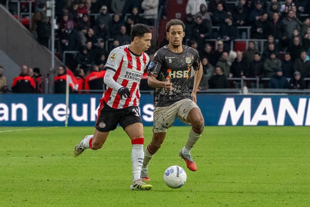 30 11 2025, Soccer Eredivisie, Season 2025 2026, Matchday 14, PSV Eindhoven FC Volendam at Philips Stadium in Eindhoven Duel between Mauro Junior PSV Eindhoven, 17 and Deron Payne FC Volendam, 02 Photo Kirchner Media Thomas Haesler Copyright: xKirchner-Media ThomasxHaeslerx