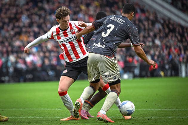 Netherlands, Football, Eredivisie, Matchday 14, 2025 2026, PSV Eindhoven vs FC Volendam, 30 11 2025, Philips Stadion , Eindhoven, Netherlands, duel Paul Wanner PSV Eindhoven, 10 vs Mawouna Amevor FC Volendam, 3 Copyright: xMarkusxVerwimpx