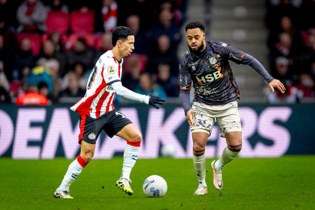 PSV Eindhoven defender Mauro Junior, FC Volendam forwarder Brandley Kuwas during the match PSV Eindhoven vs FC Volendam at the Philips stadium for the Dutch Vriendenloterij Eredivisie season 2025 2026 in EINDHOVEN, Netherlands on 30 november 2025, photo by Marcel van Dorst EYE4images DeFodi Images