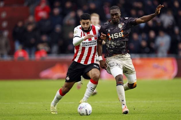 EINDHOVEN - (L-R) Ismael Saibari of PSV Eindhoven, Gibson Yah of FC Volendam during the Dutch Eredivisie match between PSV Eindhoven and FC Volendam at the Phillips Stadium on November 30, 2025, in Eindhoven, Netherlands. ANP MAURICE VAN STEEN Eredivisie 2025-2026 xVIxANPxSportx xxANPxIVx 543467104 originalFilename: 543467104.jpg