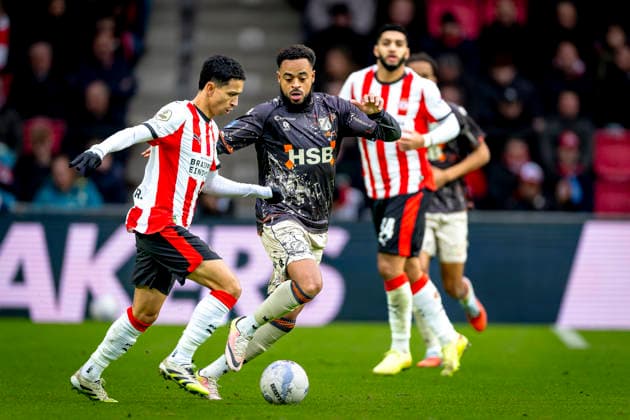 PSV Eindhoven defender Mauro Junior, FC Volendam forwarder Brandley Kuwas during the match PSV Eindhoven vs FC Volendam at the Philips stadium for the Dutch Vriendenloterij Eredivisie season 2025 2026 in EINDHOVEN, Netherlands on 30 november 2025, photo by Marcel van Dorst EYE4images DeFodi Images