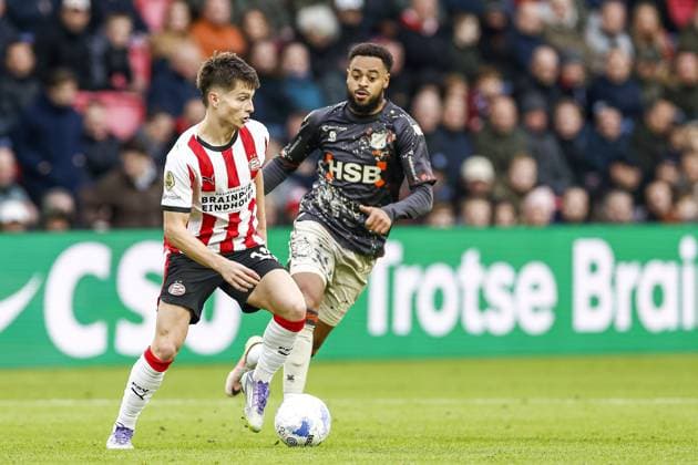 EINDHOVEN , 30-11-2025 , Philips stadium , season 2025 2026 , Dutch Eredivisie football , match between PSV and FC Volendam , picture shows PSV player Esmir Bajraktarevic and FC Volendam player Bradley Kuwas PSV - Volendam  x32269401x Copyright: