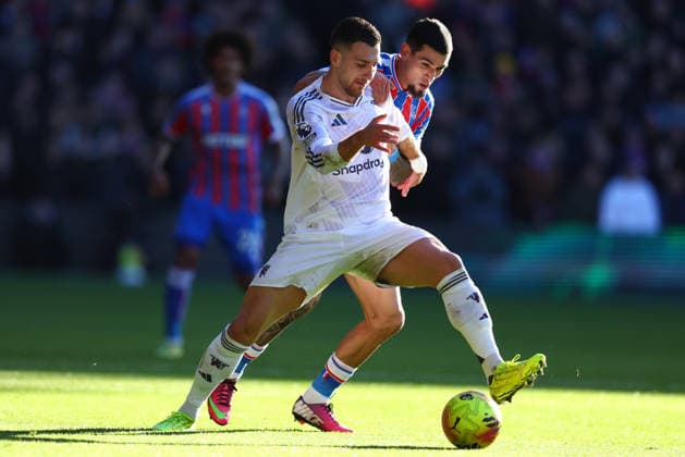 London, England, 30th November 2025. Diogo Dalot of Manchester United, ManU ands Daniel Munoz of Crystal Palace challenge for the ball during the Crystal Palace vs Manchester United Premier League match at Selhurst Park, London. Picture credit should read: Paul Terry Sportimage EDITORIAL USE ONLY. No use with unauthorised audio, video, data, fixture lists, club league logos or live services. Online in-match use limited to 120 images, no video emulation. No use in betting, games or single club league player publications. SPI_019_PT_Crystal_Palace_Man_Utd SPI-4335-0019