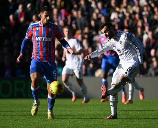 Crystal Palace v Manchester United, ManU Premier League Bruno Fernandes of Manchester United passes the ball forwards during the Premier League match at Selhurst Park, London 30 11 2025 UK Newspapers OUT Copyright: xNigelxBramleyx FIL-22576-0021