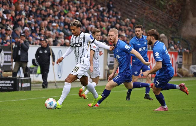 30 11 2025, Football, Men, 2 Bundesliga, Season 2025 2026, SV 07 Elversberg SV Darmstadt 98, Bambase Conte SV 07 Elversberg Kai Klefisch SV Darmstadt 98 Killian Corredor SV Darmstadt 98 Elversberg Ursapharm Arena an der Kaiserlinde Saarland Germany DEU Copyright: xFabianxKleerx