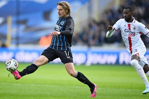Club Brugge v Royal Antwerp FC - Jupiler Pro League BRUGGE, BELGIUM - NOVEMBER 30 : Vermant Romeo forward of Club Brugge is been chased by Kouyate Kiki defender of Royal Antwerp FC during the Jupiler Pro League match between Club Brugge and Royal Antwerp FC on November 30, 2025 in Brugge, Belgium, 30 11 2025 Brugge Belgium  Copyright: xNicoxVereeckenx