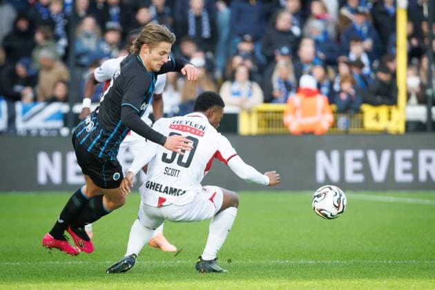 Club s Romeo Vermant and Antwerp s Christopher Scott fight for the ball during a soccer match between Club Brugge and Royal Antwerp FC, Sunday 30 November 2025 in Brugge, on day 16 of the 2025-2026 Jupiler Pro League first division of the Belgian championship. KURTxDESPLENTER  x145367405x