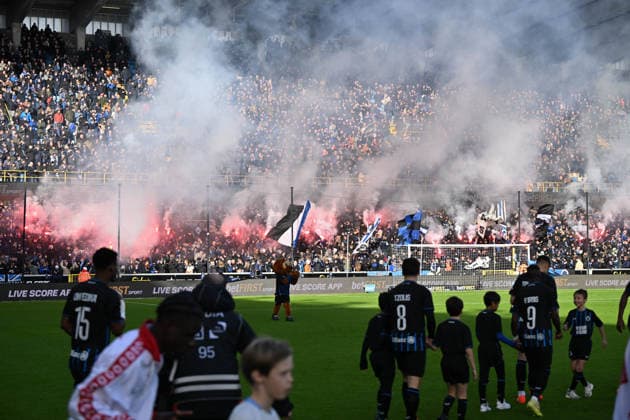 251130 Club Brugge vs Antwerp FC fans and supporters of Brugge using pyrotechnical flares and fireworks during the Jupiler Pro League season 2025 - 2026 matchday 16 game between Club Brugge KV and Royal Antwerp FC on November 30 , 2025 in Brugge, Belgium. (Photo by David Catry Isosport) Brugge Belgium  Copyright: xDavidxCatryx 20251130DC2_6909
