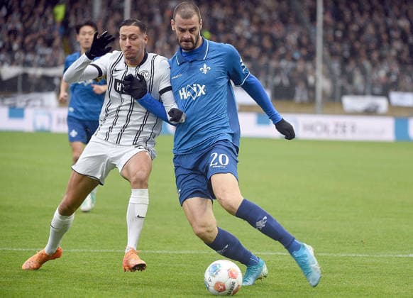 30 11 2025, xhbx, Soccer 2 Bundesliga, SV Elversberg SV Darmstadt 98 v l Younes Ebnoutalib SV Elversberg , Aleksandar Vukotic SV Darmstadt 98 DFL DFB REGULATIONS PROHIBIT ANY USE OF PHOTOGRAPHS as IMAGE SEQUENCES and or QUASI VIDEO Elversberg
