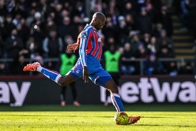 Premier League Crystal Palace v Manchester United, ManU Jean-Philippe Mateta of Crystal Palace scores his penalty however he is made to retake it due to an accidental double touch during the Premier League match Crystal Palace vs Manchester United at Selhurst Park, London, United Kingdom, 30th November 2025 (Photo by Alfie Cosgrove News Images) London Selhurst Park Greater London United Kingdom Copyright: xAlfiexCosgrove NewsxImagesx