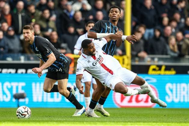 Antwerp s Gyrano Kerk and Club s Raphael Onyedika fight for the ball during a soccer match between Club Brugge and Royal Antwerp FC, Sunday 30 November 2025 in Brugge, on day 16 of the 2025-2026 Jupiler Pro League first division of the Belgian championship. BRUNOxFAHY  x145367826x