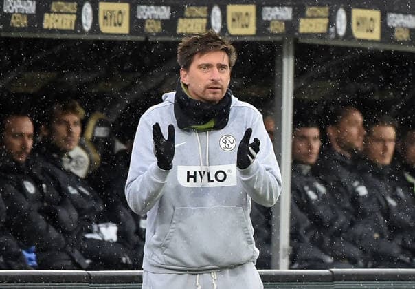 30 11 2025, xhbx, Soccer 2 Bundesliga, SV Elversberg SV Darmstadt 98 v l Coach Vincent Wagner SV Elversberg DFL DFB REGULATIONS PROHIBIT ANY USE OF PHOTOGRAPHS as IMAGE SEQUENCES and or QUASI VIDEO Elversberg