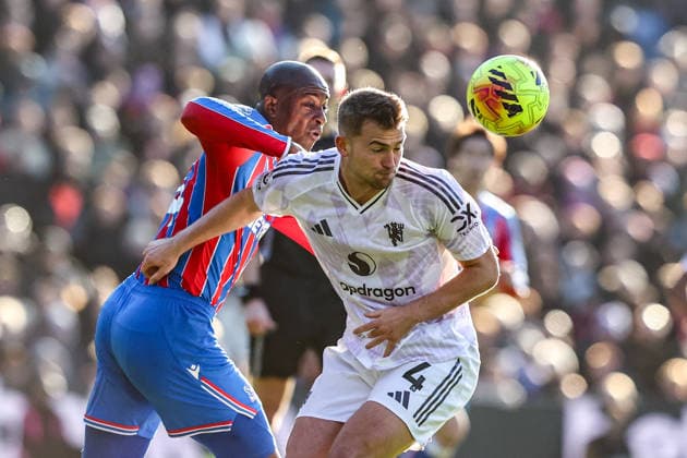 Premier League Crystal Palace v Manchester United, ManU Jean-Philippe Mateta of Crystal Palace and Matthijs de Ligt of Manchester United battle for the ball during the Premier League match Crystal Palace vs Manchester United at Selhurst Park, London, United Kingdom, 30th November 2025 (Photo by Alfie Cosgrove News Images) London Selhurst Park Greater London United Kingdom Copyright: xAlfiexCosgrove NewsxImagesx