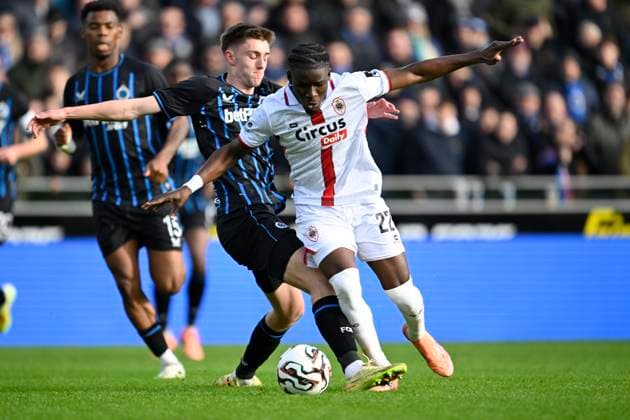 Club Brugge v Royal Antwerp FC - Jupiler Pro League BRUGGE, BELGIUM - NOVEMBER 30 : Adekami Farouck midfielder of Royal Antwerp FC is challenged by Spileers Jorne defender of Club Brugge during the Jupiler Pro League match between Club Brugge and Royal Antwerp FC on November 30, 2025 in Brugge, Belgium, 30 11 2025 Brugge Belgium  Copyright: xNicoxVereeckenx