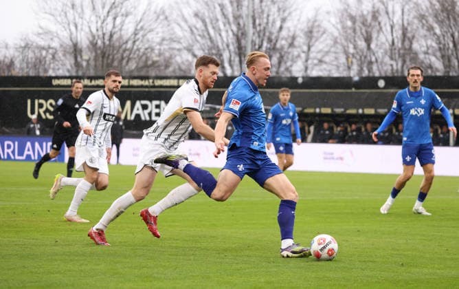 30 11 2025, Football, Men, 2 Bundesliga, Season 2025 2026, SV 07 Elversberg SV Darmstadt 98, Florian Le Joncour SV 07 Elversberg Isac Lidberg SV Darmstadt 98 Elversberg Ursapharm Arena an der Kaiserlinde Saarland Germany DEU Copyright: xFabianxKleerx