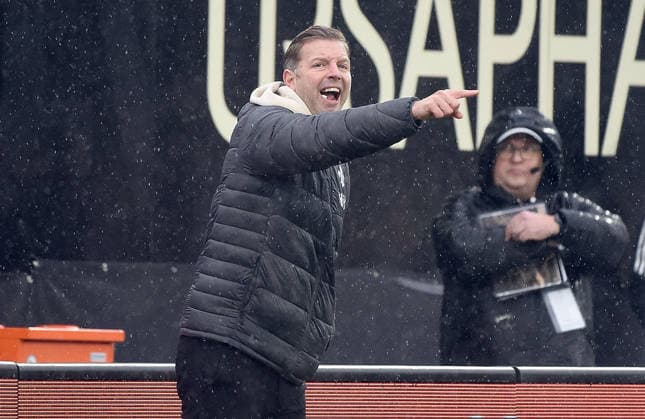 30 11 2025, xhbx, Soccer 2 Bundesliga, SV Elversberg SV Darmstadt 98 v l Coach Florian Kohfeldt SV Darmstadt 98 DFL DFB REGULATIONS PROHIBIT ANY USE OF PHOTOGRAPHS as IMAGE SEQUENCES and or QUASI VIDEO Elversberg