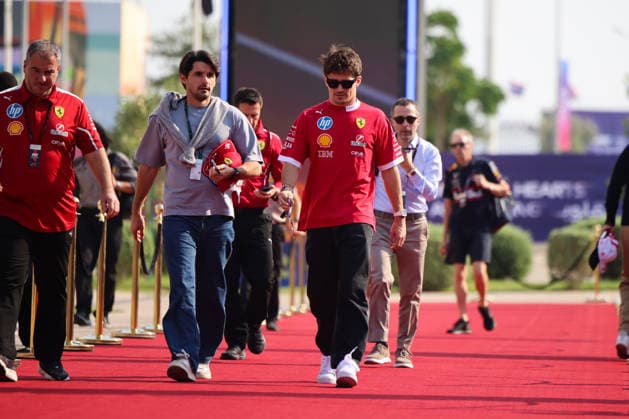 Charles Leclerc Scuderia Ferrari HP, 16 with brother Lorenzo Tolotta Leclerc, QAT, Formula 1 World Championship, Qatar Grand Prix, Doha, Lusail, Lusail International Circuit, Sunday, Race Day, 30 11 2025 QAT, Formula 1 World Championship, Qatar Grand Prix, Doha, Lusail, Lusail International Circuit, Sunday, Race Day, 30 11 2025 Doha Copyright: xEibner-Pressefoto AnnikaxGrafx EP_AGF