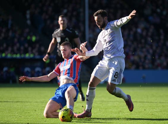 Crystal Palace v Manchester United, ManU Premier League Adam Wharton of Crystal Palace tackles Bruno Fernandes of Manchester United during the Premier League match at Selhurst Park, London 30 11 2025 UK Newspapers OUT Copyright: xNigelxBramleyx FIL-22576-0029